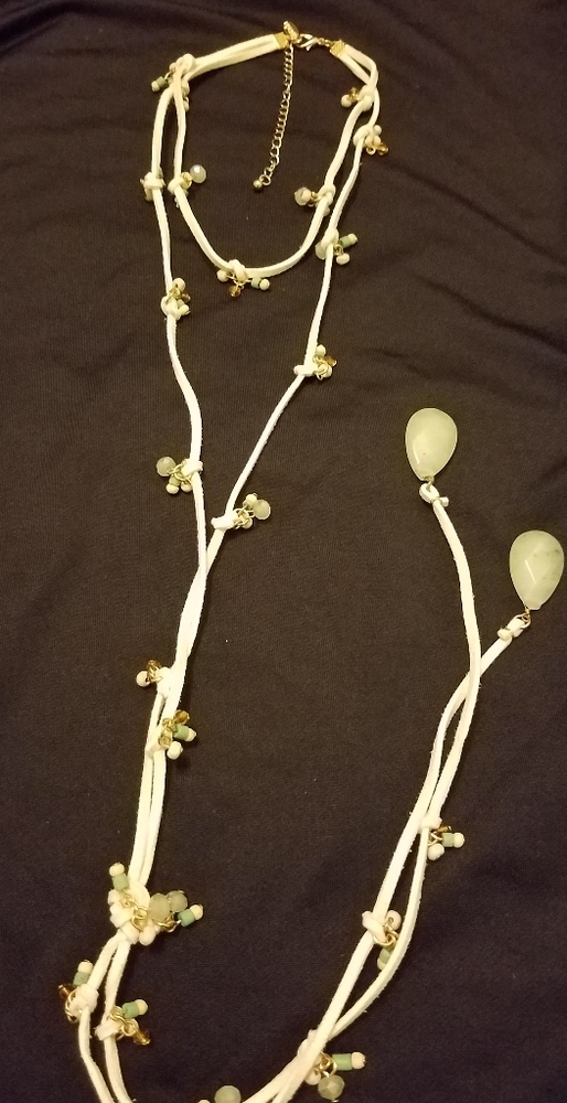 NWT Beautiful long necklace
